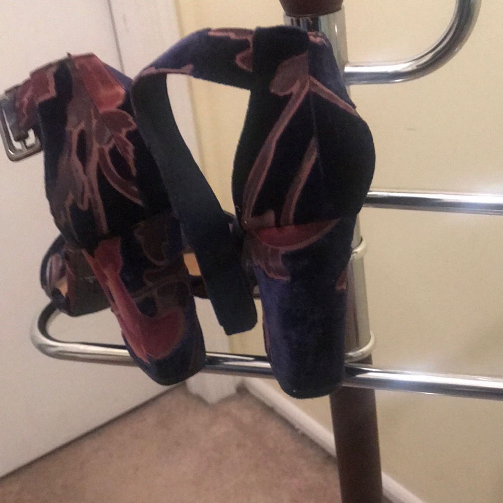 Heels - Picture 2 of 4